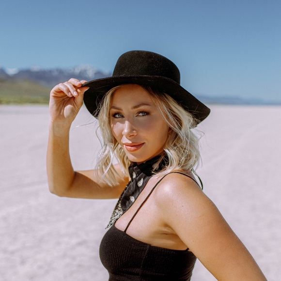 About me! ✨ Poshmark Ambassador✨ - Picture 12 of 12